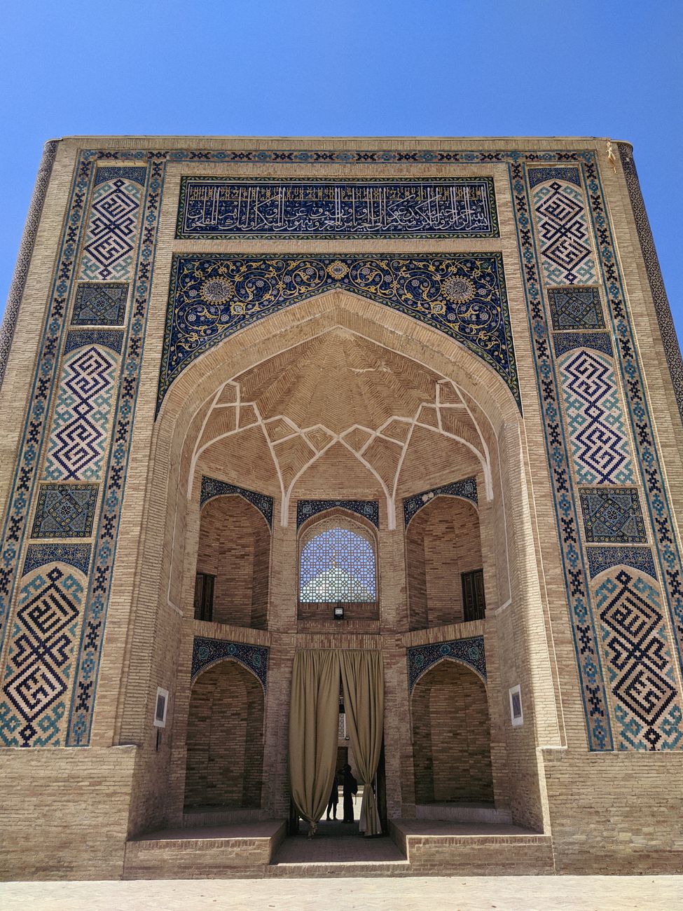 Tarixiy sharqona saroy hovlisi va an’anaviy naqshlar