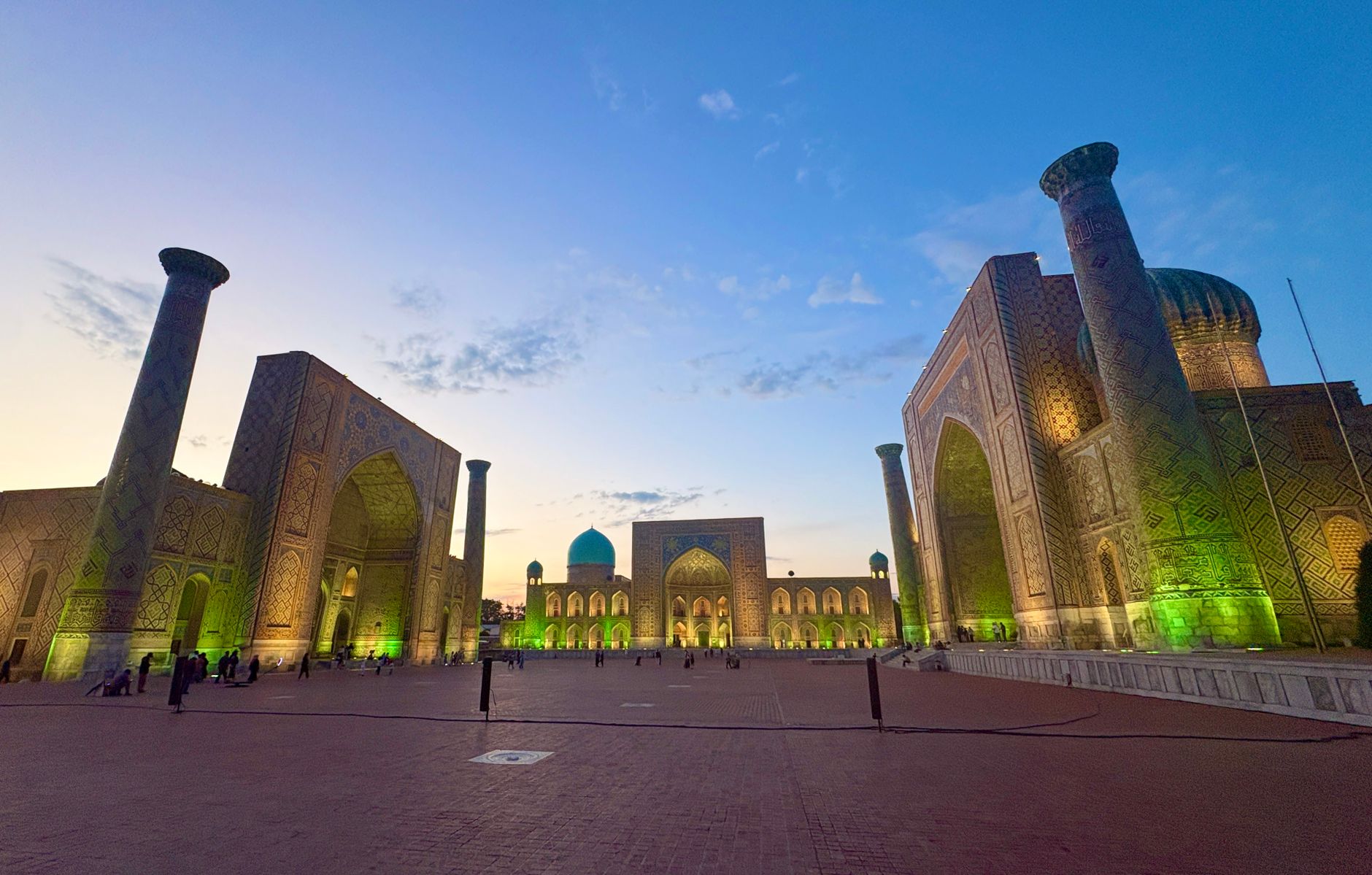 Samarqand Registon maydoni kechki chiroqlar bilan